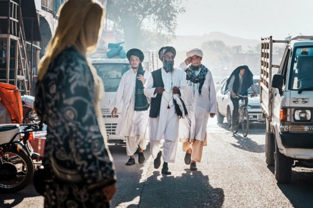 “Taliban” əfqan qadınları islami geyim qaydalarını pozduqları üçün həbs etməyə başlayıb